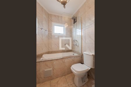 Casa de condomínio à venda com 240m², 4 quartos e 2 vagas Casa de condomínio à venda com 240m², 4 quartos e 2 vagasBanheiro da Suíte 1