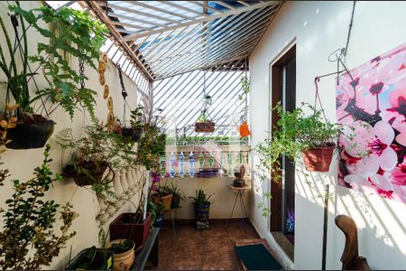 Casa à venda com 180m², 3 quartos e 2 vagas Casa à venda com 180m², 3 quartos e 2 vagasVaranda