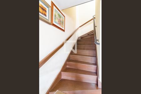 Casa à venda com 180m², 3 quartos e 2 vagas Casa à venda com 180m², 3 quartos e 2 vagasEscadas