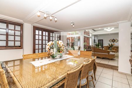 Casa à venda com 742m², 4 quartos e 2 vagas Casa à venda com 742m², 4 quartos e 2 vagasSala de Jantar