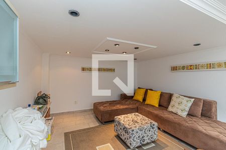 Casa à venda com 742m², 4 quartos e 2 vagas Casa à venda com 742m², 4 quartos e 2 vagasSala de TV