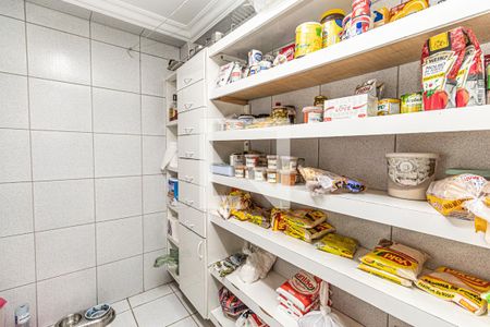 Casa à venda com 742m², 4 quartos e 2 vagas Casa à venda com 742m², 4 quartos e 2 vagasDespensa