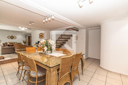 Casa à venda com 742m², 4 quartos e 2 vagas Casa à venda com 742m², 4 quartos e 2 vagasSala de Jantar