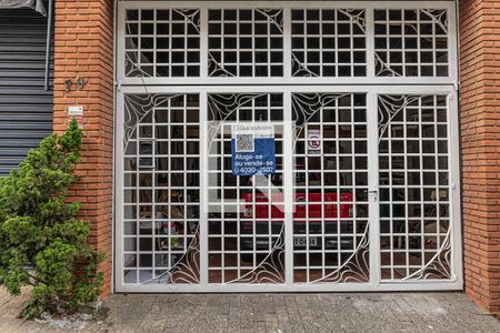 Casa à venda com 742m², 4 quartos e 2 vagas Casa à venda com 742m², 4 quartos e 2 vagasFachada