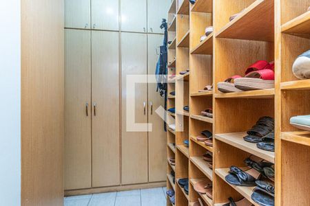 Casa à venda com 742m², 4 quartos e 2 vagas Casa à venda com 742m², 4 quartos e 2 vagasCloset da suíte 1