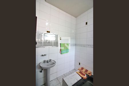 Casa à venda com 372m², 4 quartos e 4 vagasBanheiro da área de serviço