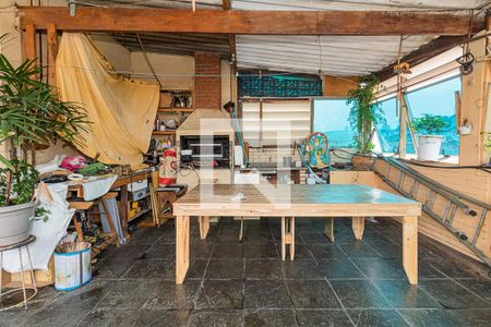 Casa à venda com 150m², 5 quartos e 3 vagas Casa à venda com 150m², 5 quartos e 3 vagasSalão de Festas