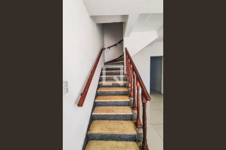 Escada de casa para alugar com 3 quartos, 76m² em Jardim Pazini, Taboão da Serra