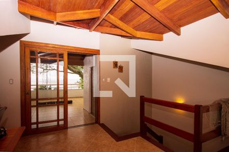 Casa à venda com 230m², 3 quartos e 4 vagas Casa à venda com 230m², 3 quartos e 4 vagasTerraço