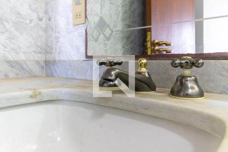 Apartamento à venda com 220m², 3 quartos e 4 vagas Apartamento à venda com 220m², 3 quartos e 4 vagasBanheiro da suíte