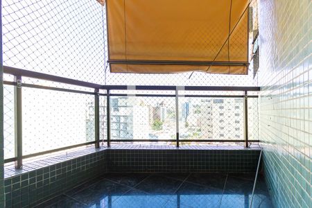 Apartamento à venda com 220m², 3 quartos e 4 vagas Apartamento à venda com 220m², 3 quartos e 4 vagasSacada da sala de TV