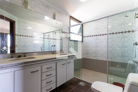 Apartamento à venda com 220m², 3 quartos e 4 vagas Apartamento à venda com 220m², 3 quartos e 4 vagasBanheiro da suíte