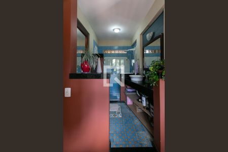 Casa de condomínio à venda com 346m², 4 quartos e 5 vagas Casa de condomínio à venda com 346m², 4 quartos e 5 vagasBanheiro da Suíte 2