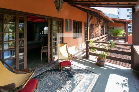 Casa de condomínio à venda com 346m², 4 quartos e 5 vagas Casa de condomínio à venda com 346m², 4 quartos e 5 vagasVaranda das suites 1 e 2