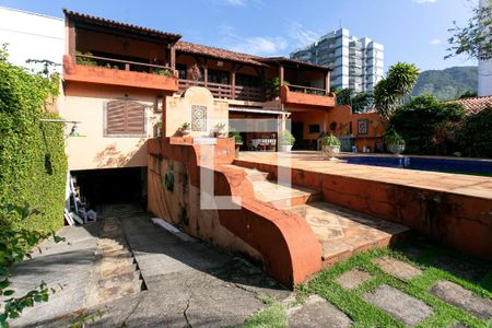 Casa de condomínio à venda com 346m², 4 quartos e 5 vagas Casa de condomínio à venda com 346m², 4 quartos e 5 vagasFachada