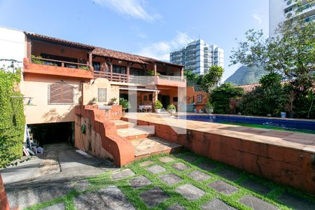 Casa de condomínio à venda com 346m², 4 quartos e 5 vagas Casa de condomínio à venda com 346m², 4 quartos e 5 vagasFachada