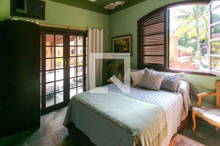 Casa de condomínio à venda com 346m², 4 quartos e 5 vagas Casa de condomínio à venda com 346m², 4 quartos e 5 vagasQuarto 2