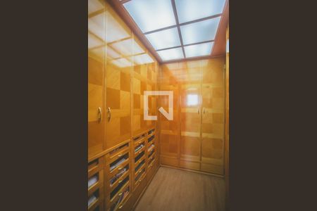 Apartamento à venda com 230m², 4 quartos e 3 vagas Apartamento à venda com 230m², 4 quartos e 3 vagasCloset