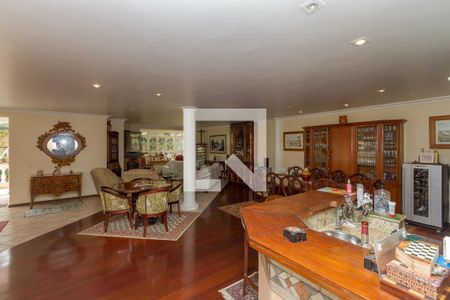 Casa à venda com 700m², 7 quartos e 5 vagas Casa à venda com 700m², 7 quartos e 5 vagasSala