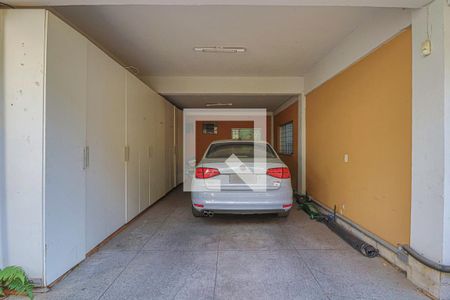 Casa à venda com 1080m², 5 quartos e 6 vagas Casa à venda com 1080m², 5 quartos e 6 vagasGaragem