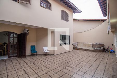 Casa à venda com 360m², 5 quartos e 6 vagasQuintal