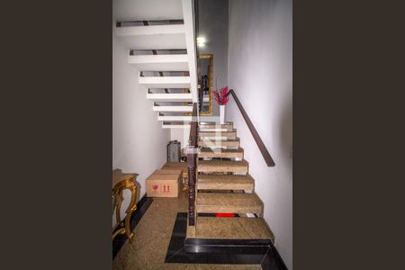 Casa à venda com 360m², 5 quartos e 6 vagasEscada