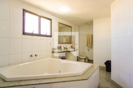 Apartamento para alugar com 550m², 5 quartos e 5 vagas Apartamento para alugar com 550m², 5 quartos e 5 vagasBanheiro da Suíte 4