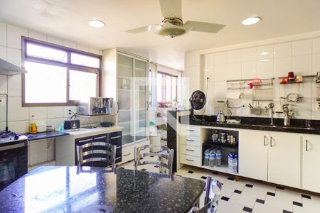 Apartamento para alugar com 550m², 5 quartos e 5 vagas Apartamento para alugar com 550m², 5 quartos e 5 vagasCozinha e Área de Serviço