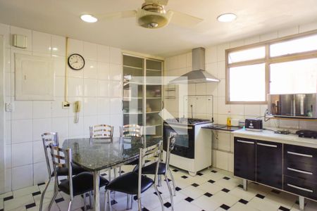 Apartamento para alugar com 550m², 5 quartos e 5 vagas Apartamento para alugar com 550m², 5 quartos e 5 vagasCozinha e Área de Serviço