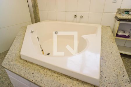 Apartamento para alugar com 550m², 5 quartos e 5 vagas Apartamento para alugar com 550m², 5 quartos e 5 vagasBanheiro da Suíte 4