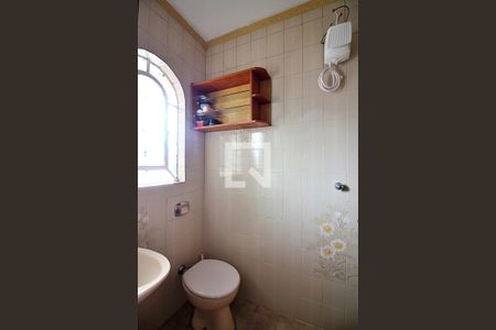 Casa à venda com 393m², 5 quartos e 8 vagasBanheiro da Suíte 2