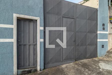 Casa à venda com 500m², 2 quartos e 8 vagas Casa à venda com 500m², 2 quartos e 8 vagasFachada
