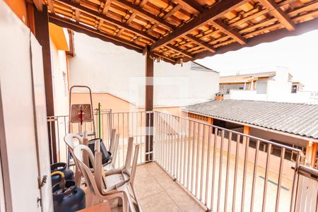 Casa à venda com 250m², 2 quartos e 1 vaga Casa à venda com 250m², 2 quartos e 1 vagaVaranda