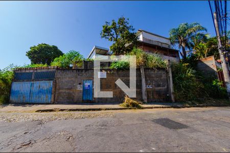 Casa à venda com 190m², 3 quartos e 2 vagas Casa à venda com 190m², 3 quartos e 2 vagasFachada