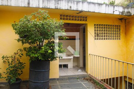 Casa à venda com 330m², 2 quartos e 7 vagas Casa à venda com 330m², 2 quartos e 7 vagasGaragem e área externa