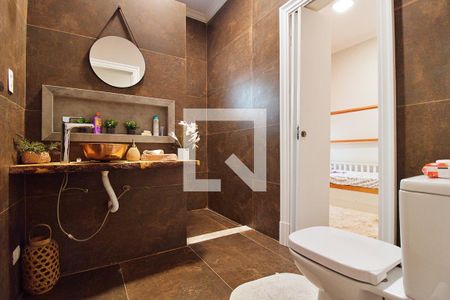 Casa à venda com 220m², 4 quartos e 4 vagasBanheiro da Suíte 2