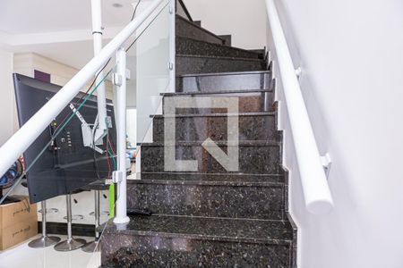 Casa de condomínio à venda com 68m², 2 quartos e 1 vagaEscada