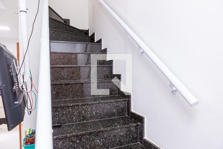 Casa de condomínio à venda com 68m², 2 quartos e 1 vagaEscada