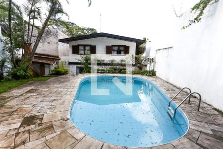 Casa para alugar com 240m², 4 quartos e 4 vagas Casa para alugar com 240m², 4 quartos e 4 vagasÁrea comum - Piscina