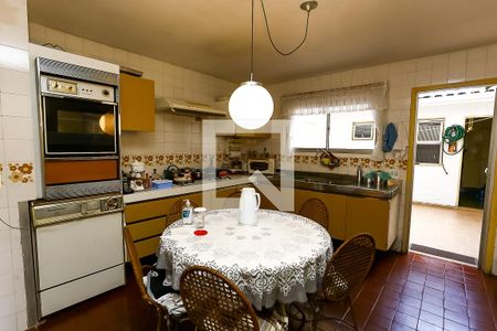 Casa para alugar com 240m², 4 quartos e 4 vagas Casa para alugar com 240m², 4 quartos e 4 vagasCozinha