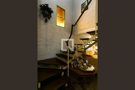 Casa para alugar com 240m², 4 quartos e 4 vagas Casa para alugar com 240m², 4 quartos e 4 vagasEscada