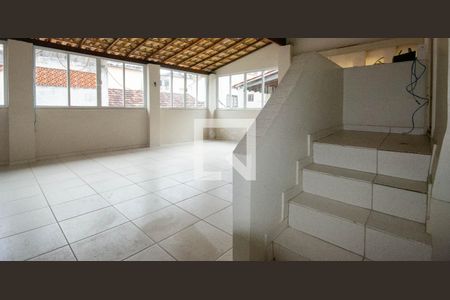 Casa à venda com 180m², 4 quartos e 1 vaga Casa à venda com 180m², 4 quartos e 1 vagaTerraço