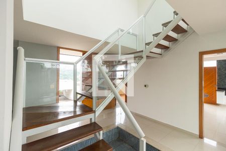 Escada de casa de condomínio para alugar com 4 quartos, 240m² em Campo Grande, Rio de Janeiro