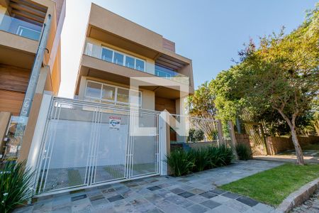Casa à venda com 270m², 3 quartos e 4 vagas Casa à venda com 270m², 3 quartos e 4 vagasFachada