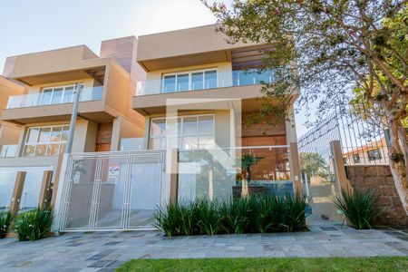 Casa à venda com 270m², 3 quartos e 4 vagas Casa à venda com 270m², 3 quartos e 4 vagasFachada