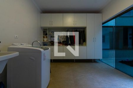 Casa à venda com 750m², 5 quartos e 10 vagas Casa à venda com 750m², 5 quartos e 10 vagasÁrea de Serviço