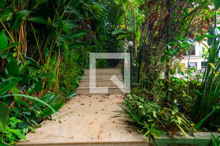 Casa à venda com 750m², 5 quartos e 10 vagas Casa à venda com 750m², 5 quartos e 10 vagasJardim fundos