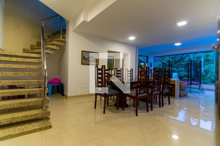 Casa à venda com 750m², 5 quartos e 10 vagas Casa à venda com 750m², 5 quartos e 10 vagasAteliê