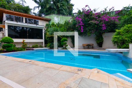 Casa à venda com 750m², 5 quartos e 10 vagas Casa à venda com 750m², 5 quartos e 10 vagasÁrea comum - Piscina