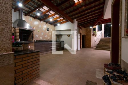 Casa à venda com 750m², 5 quartos e 10 vagas Casa à venda com 750m², 5 quartos e 10 vagasÁrea comum - Churrasqueira